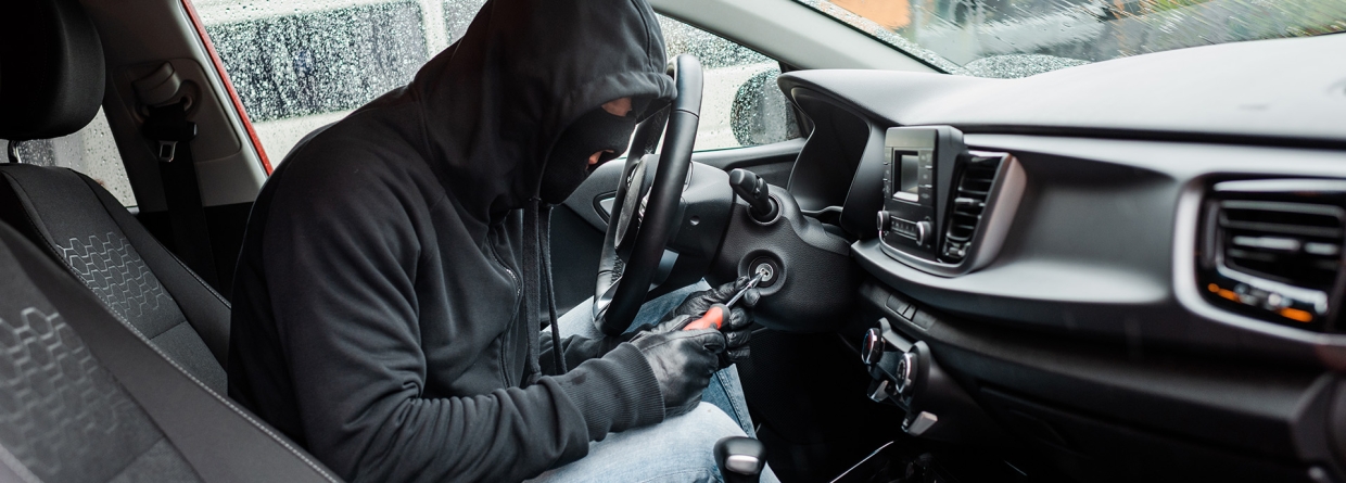 Autodiefstal; autodief zit in een auto 